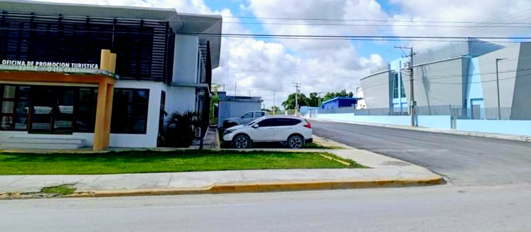 solares y terrenos - Solar detras de aptra y oficina de turismo bavaro