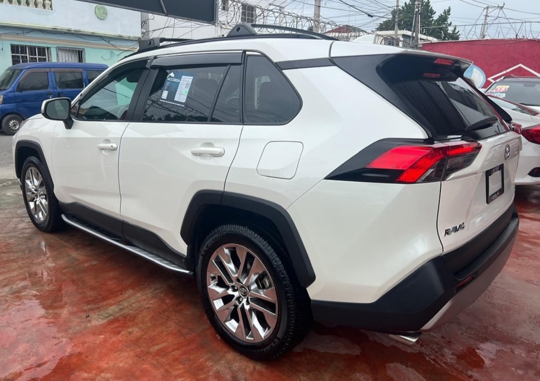 jeepetas y camionetas - 2022 Toyota Rav4 XLE Premium 20 Mil Millas  3