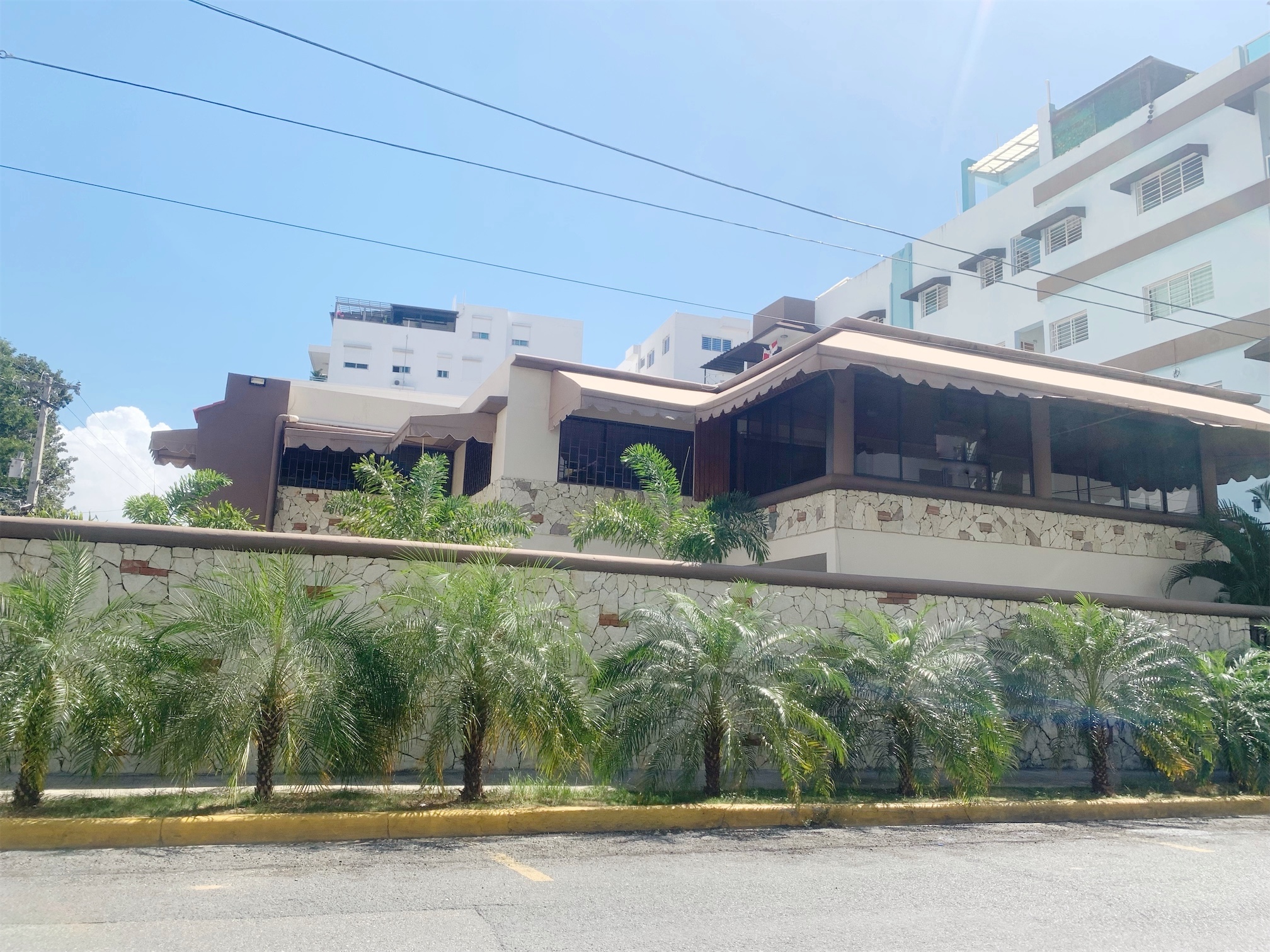 oficinas y locales comerciales - Propiedad comercial amplia en el millon  3