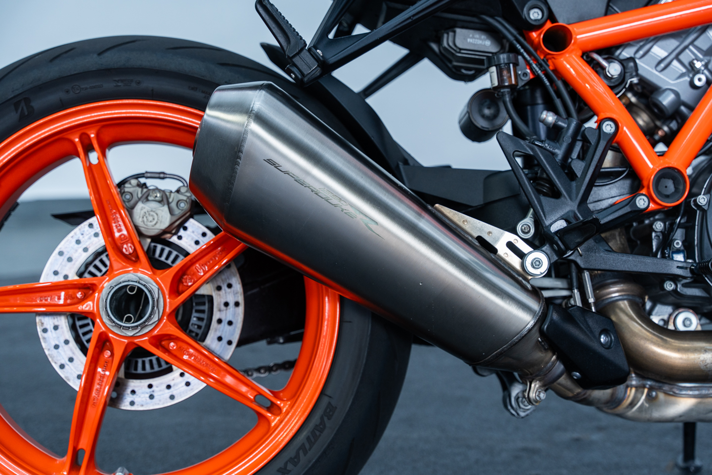 motores y pasolas - KTM 1290 SUPERDUKE R EVO 2023 9