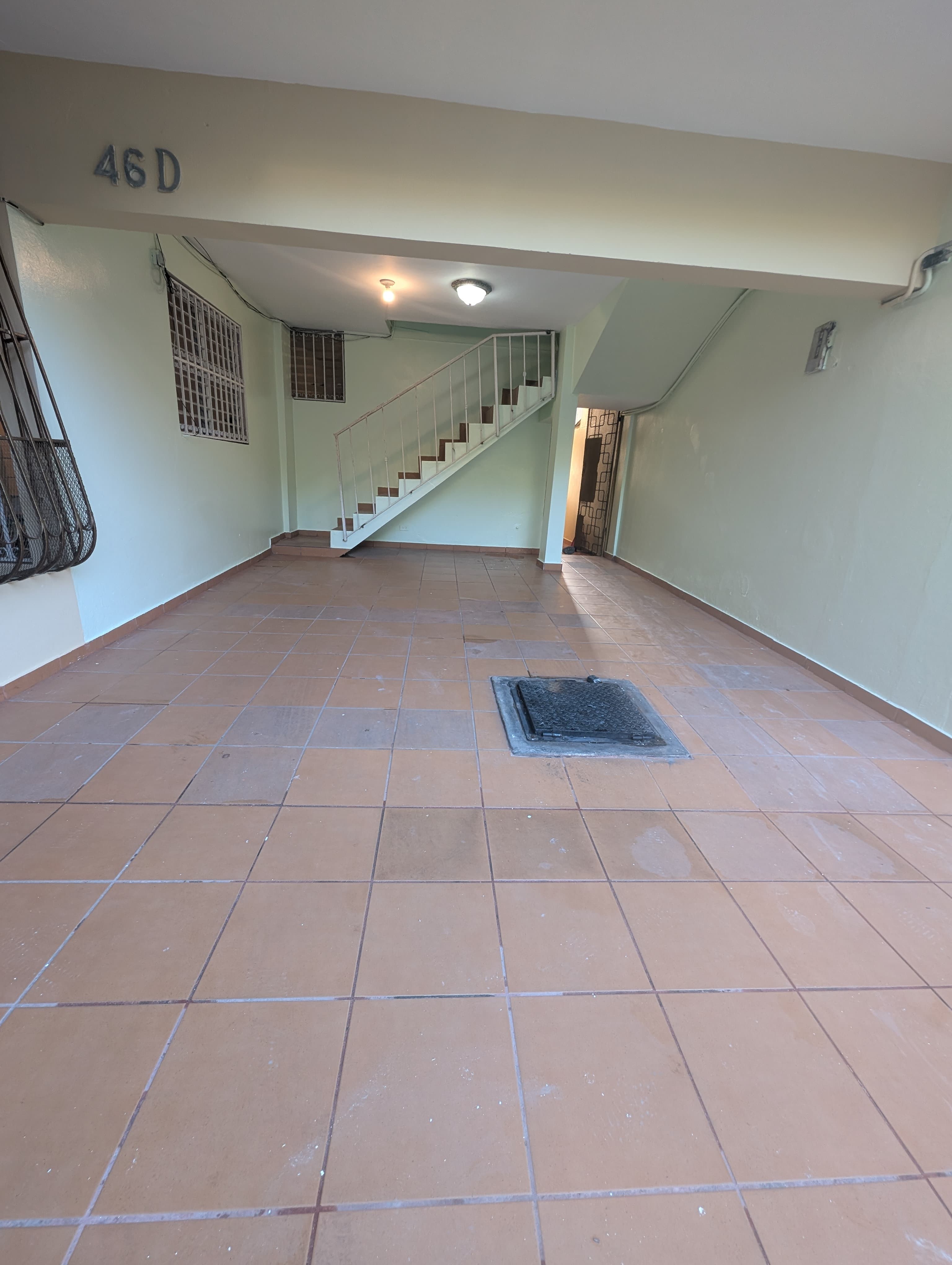 casas - Se alquila casa en el ens. Quisqueya ubicada en una calle sin salida 