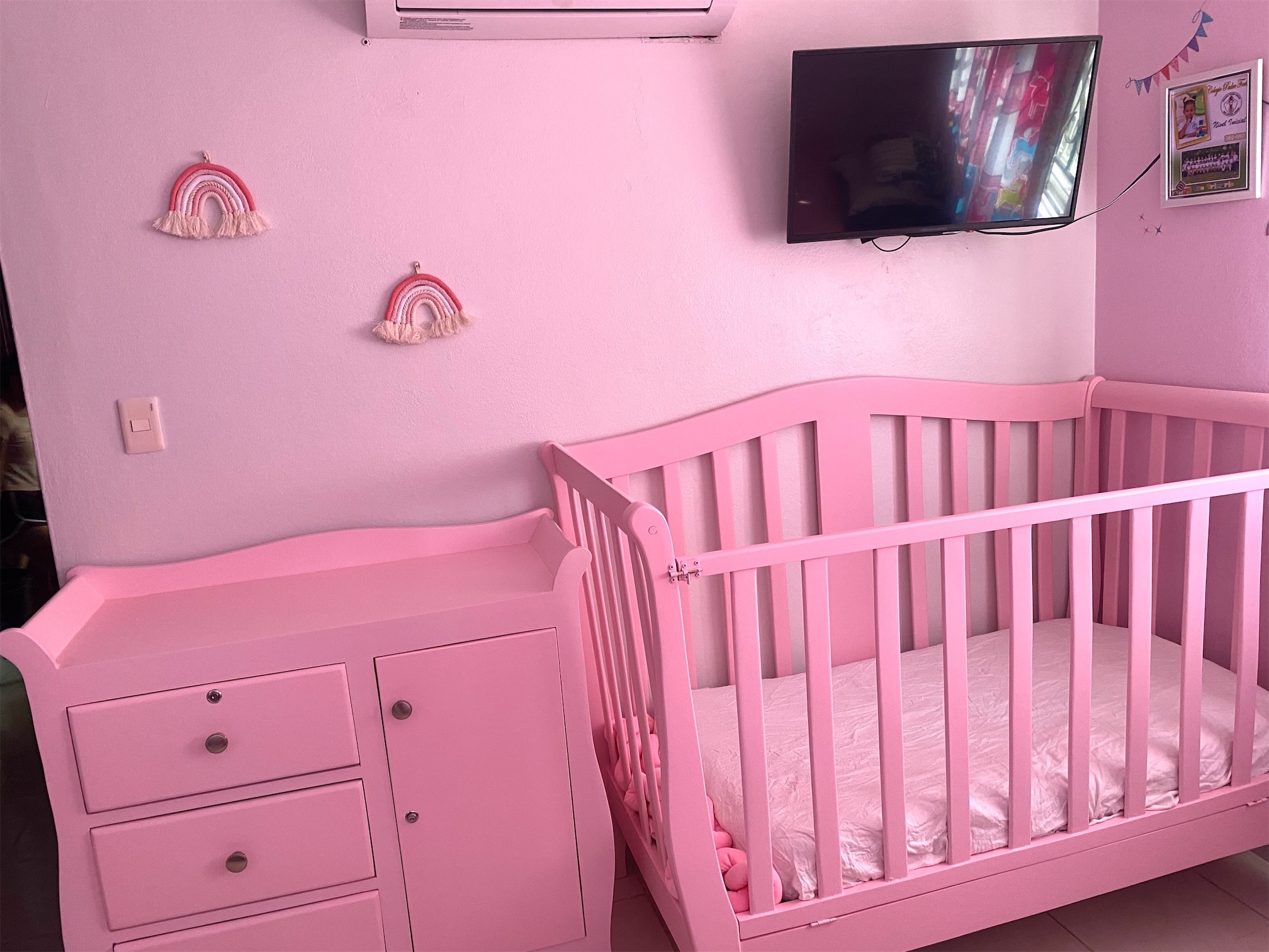 muebles - Cuna en pino, color rosa para niñas, con colchón incluido. A precio!!