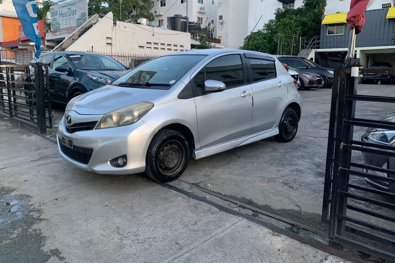 carros - 2013 TOYOTA VITZ 0