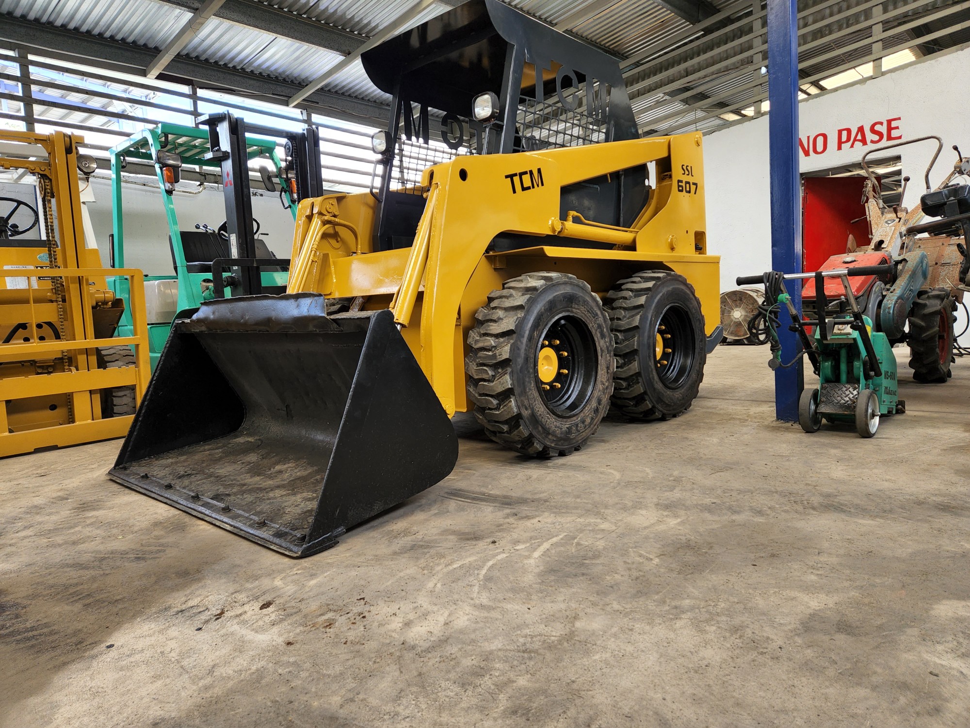 camiones y vehiculos pesados - Bobcat, mini, pala, cargador, palita, barredora, recién importada.