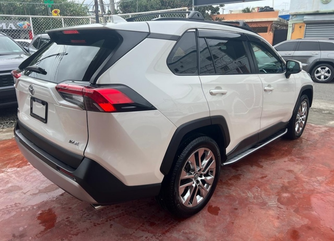 jeepetas y camionetas - 2022 Toyota Rav4 XLE Premium 20 Mil Millas  5