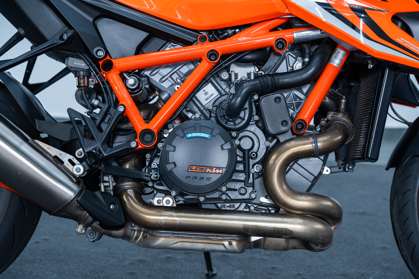 motores y pasolas - KTM 1290 SUPERDUKE R EVO 2023 8