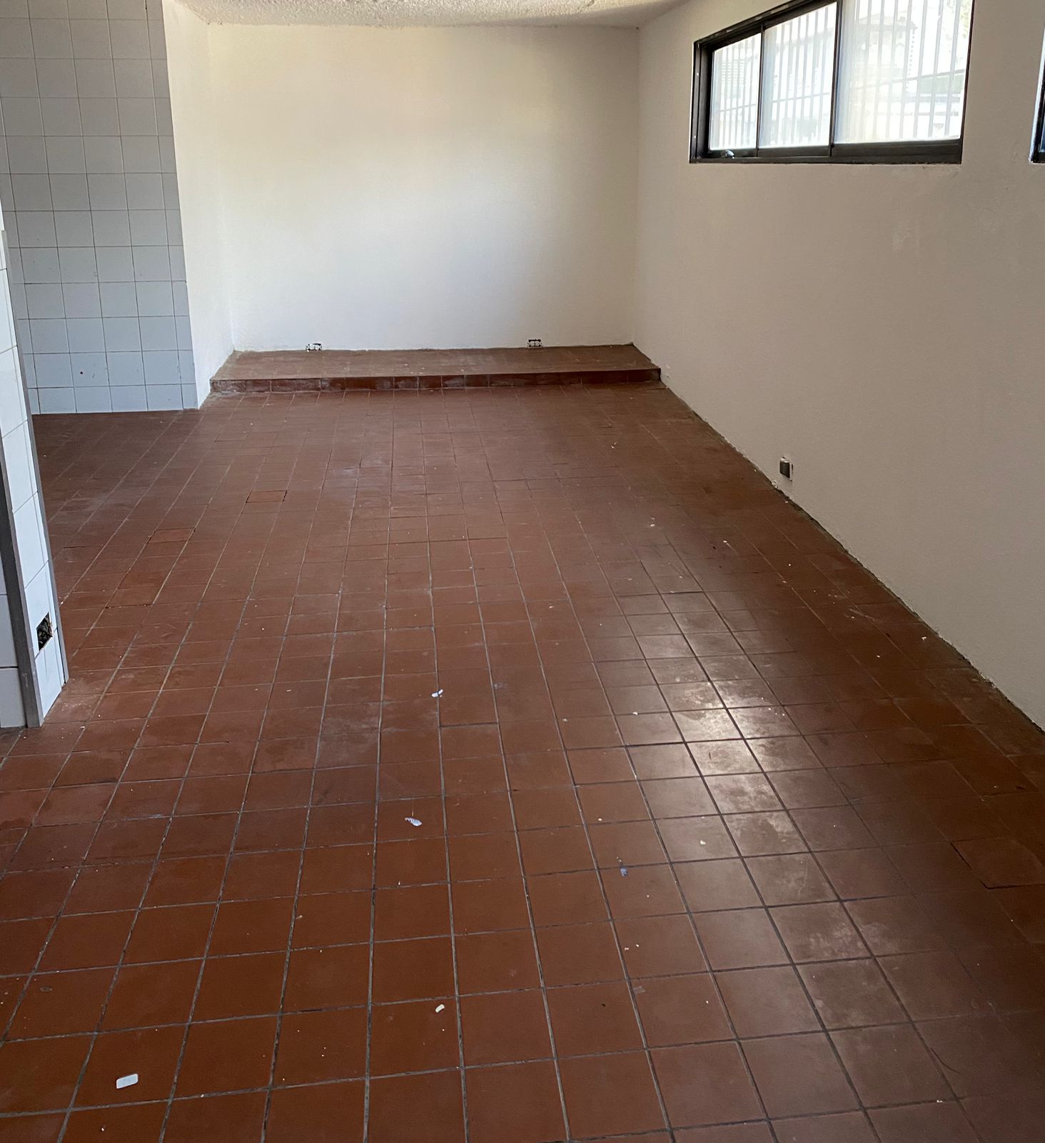 oficinas y locales comerciales - Local de 200m2 ensanche Julieta primer piso 5