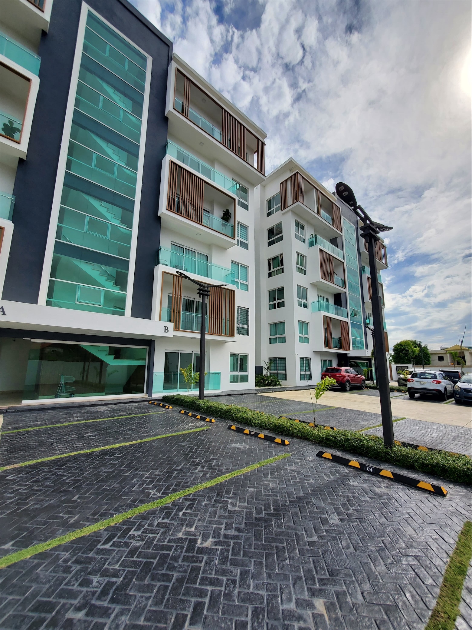 apartamentos - Moderno , Amplio y nuevo Apartamento en Primer Nivel con Patio.