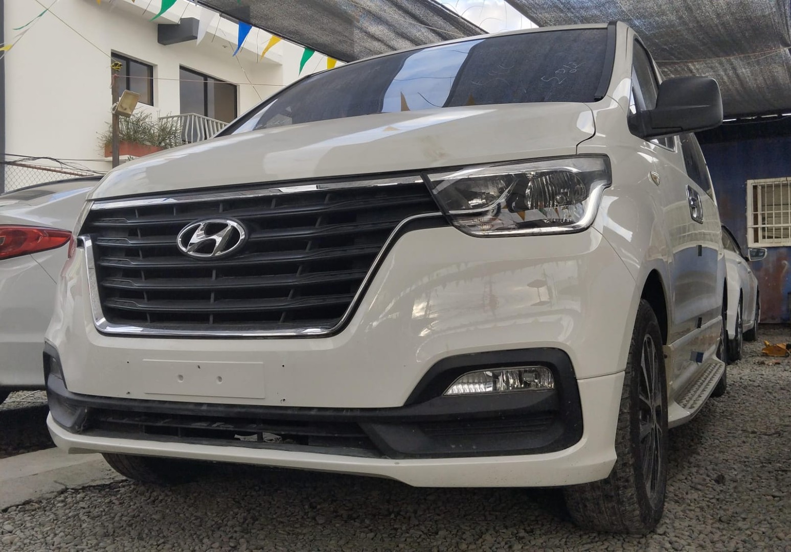 jeepetas y camionetas - HYUNDAI GRAND STAREX 2020 BLANCA 1