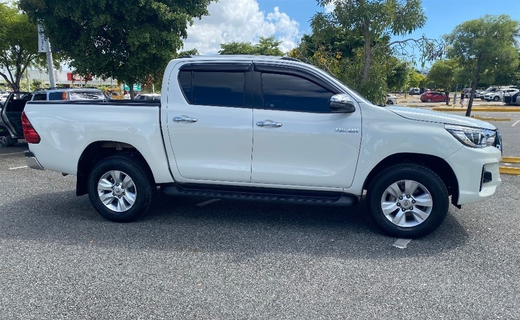 jeepetas y camionetas - 2020 Toyota Hilux SRV  1