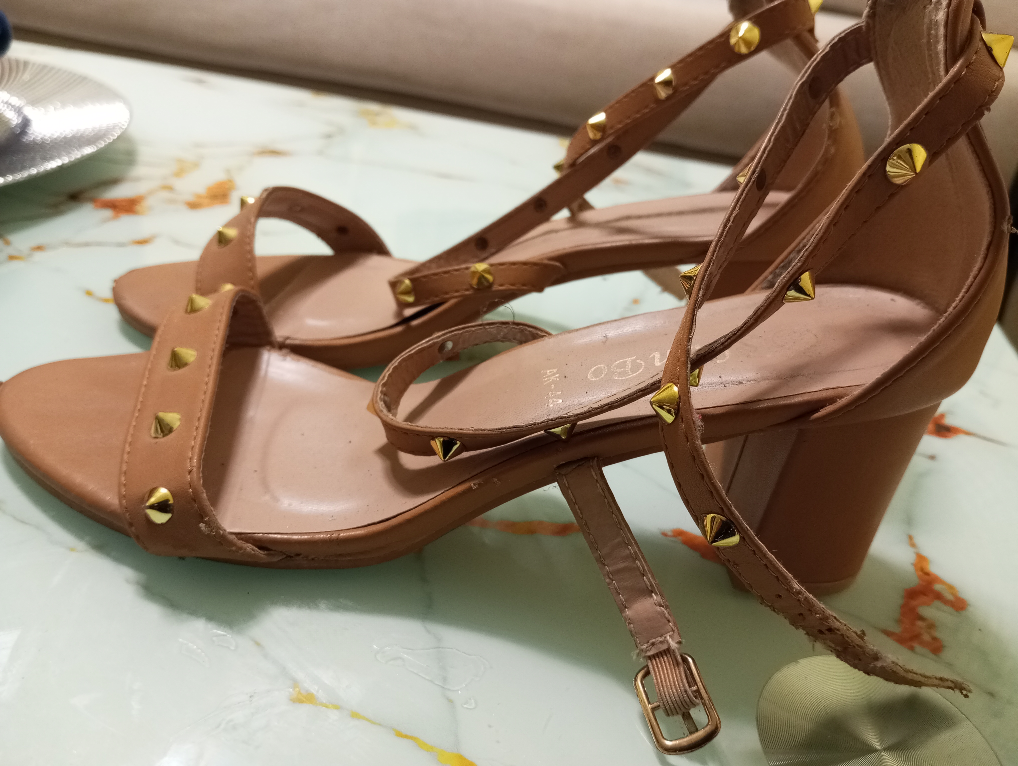 zapatos para mujer - zapatillas hermosas de tacón color nude con detalles dorado