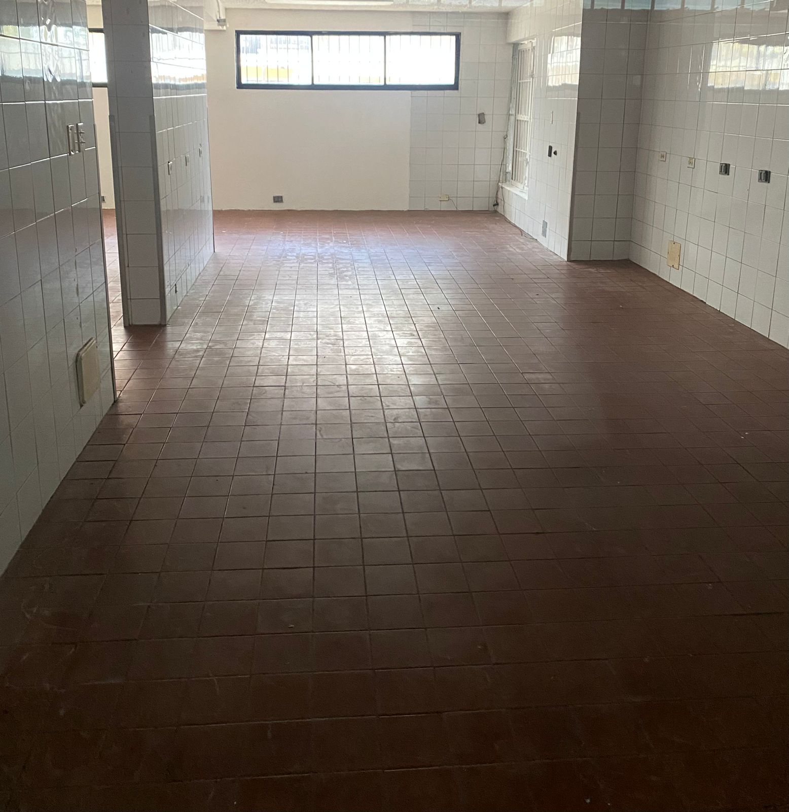 oficinas y locales comerciales - Local de 200m2 ensanche Julieta primer piso 7