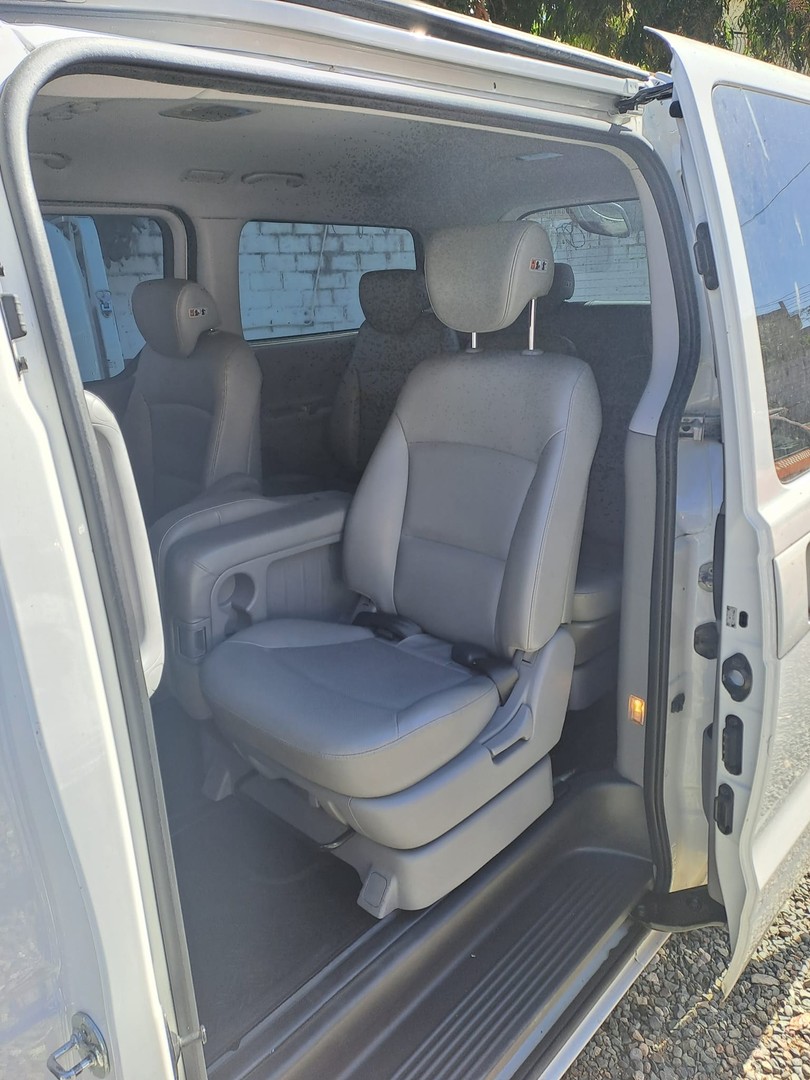 jeepetas y camionetas - HYUNDAI STAREX 2017 BLANCA DESDE: RD$ 1,250.100.00 8