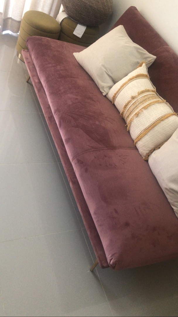 muebles y colchones - Sofa cama de tres plazas rosado con patas doradas 