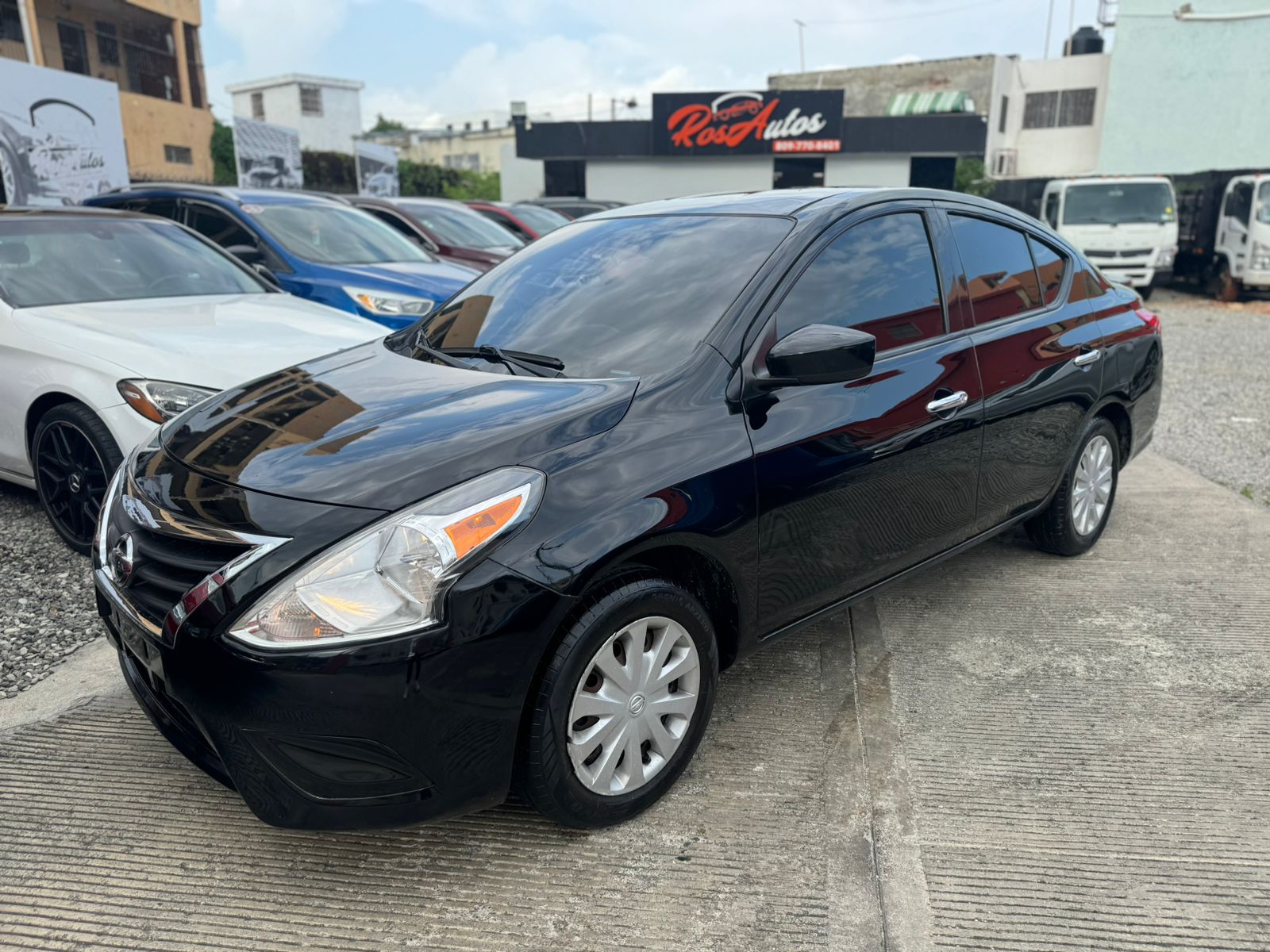 carros - Nissan Versa SV 2017