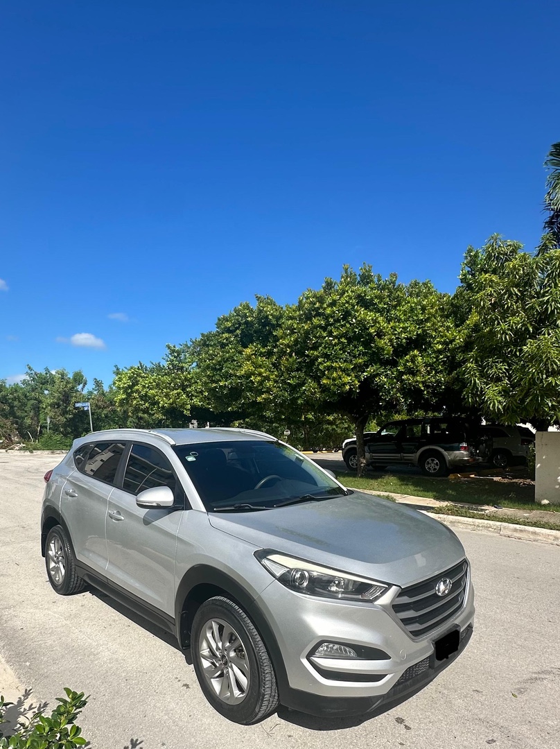 jeepetas y camionetas - Hyundai Tucson gris plata, año 2018 10