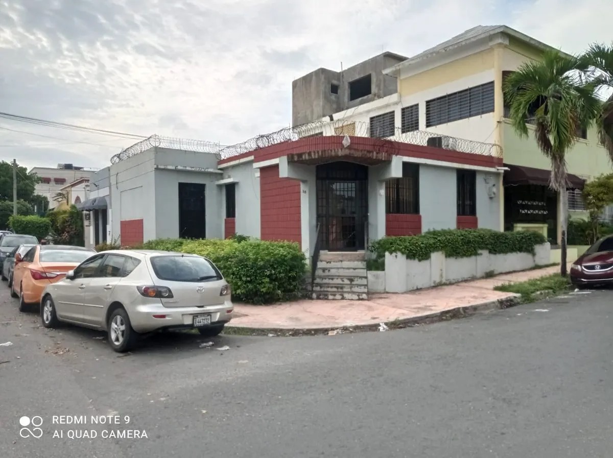 casas - Vendo casa en Gazcue, preparada para oficinas.