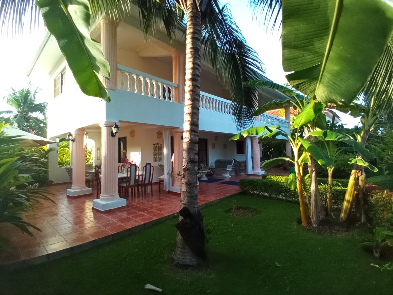 casas vacacionales y villas - Vendo villa en Juan dolio Metro Contry club 
815. Mts. 
350 Mts. De construcción