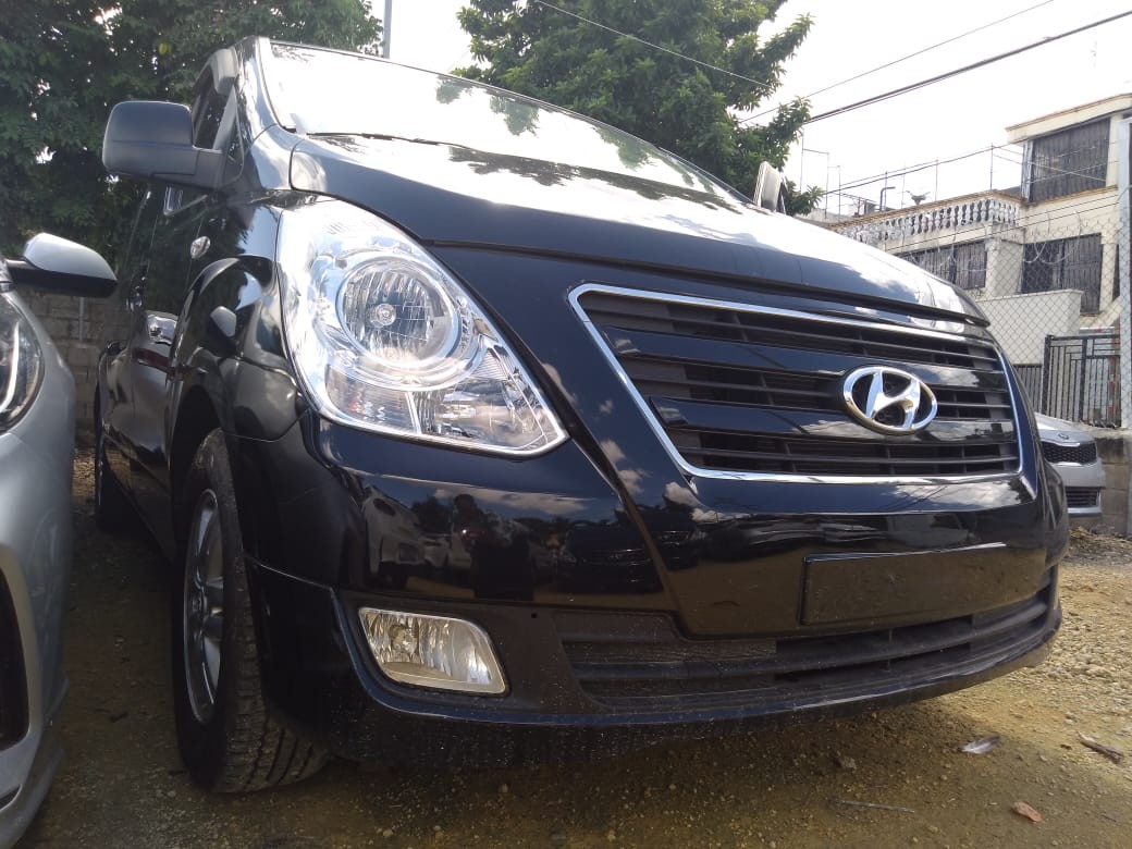 jeepetas y camionetas - HYUNDAI GRAND STAREX 2017 NEGRADESDE: RD$ 1,250,100.00