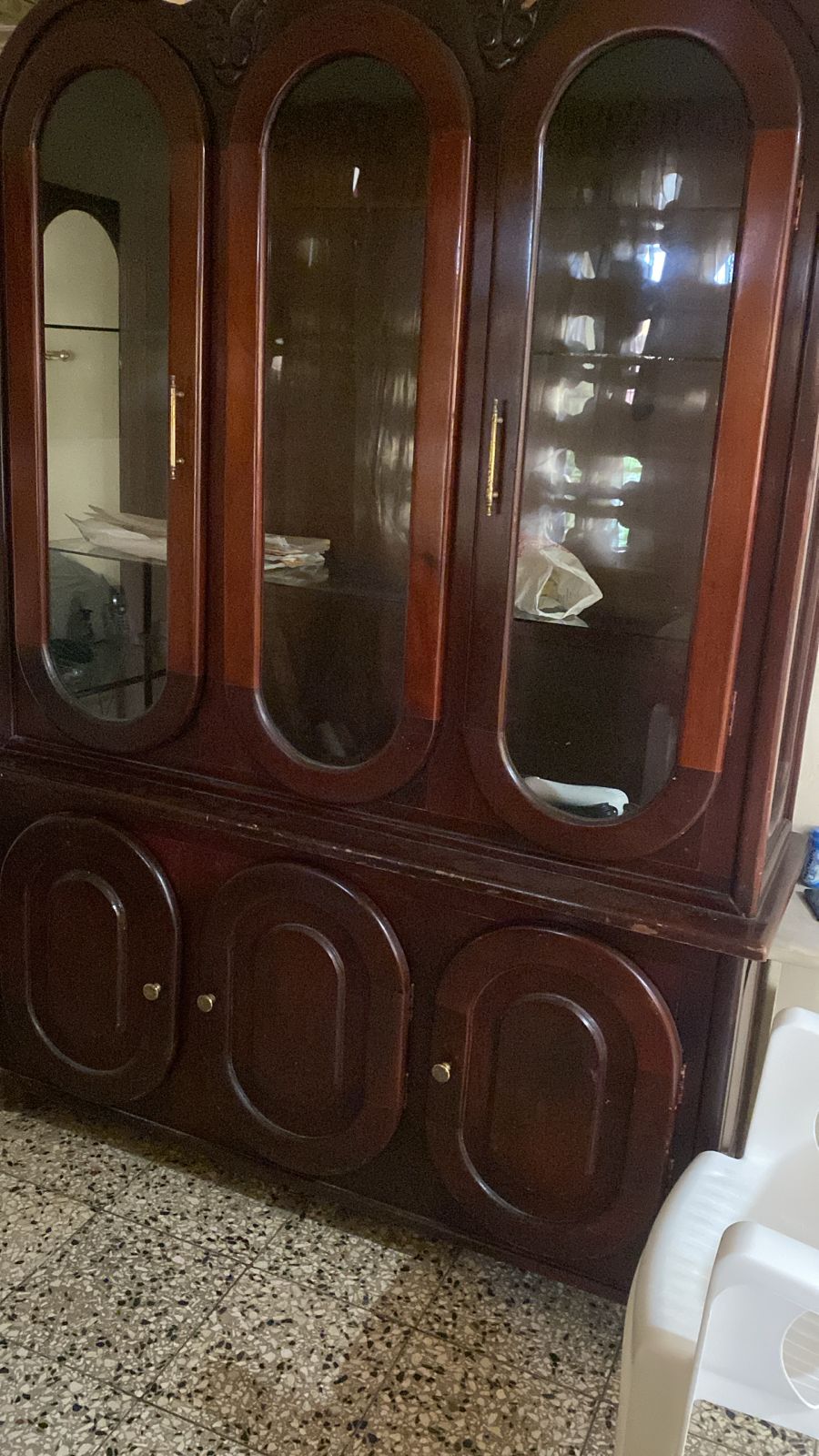 muebles y colchones - Vendo hermosa vitrina totalmente en caoba. 1