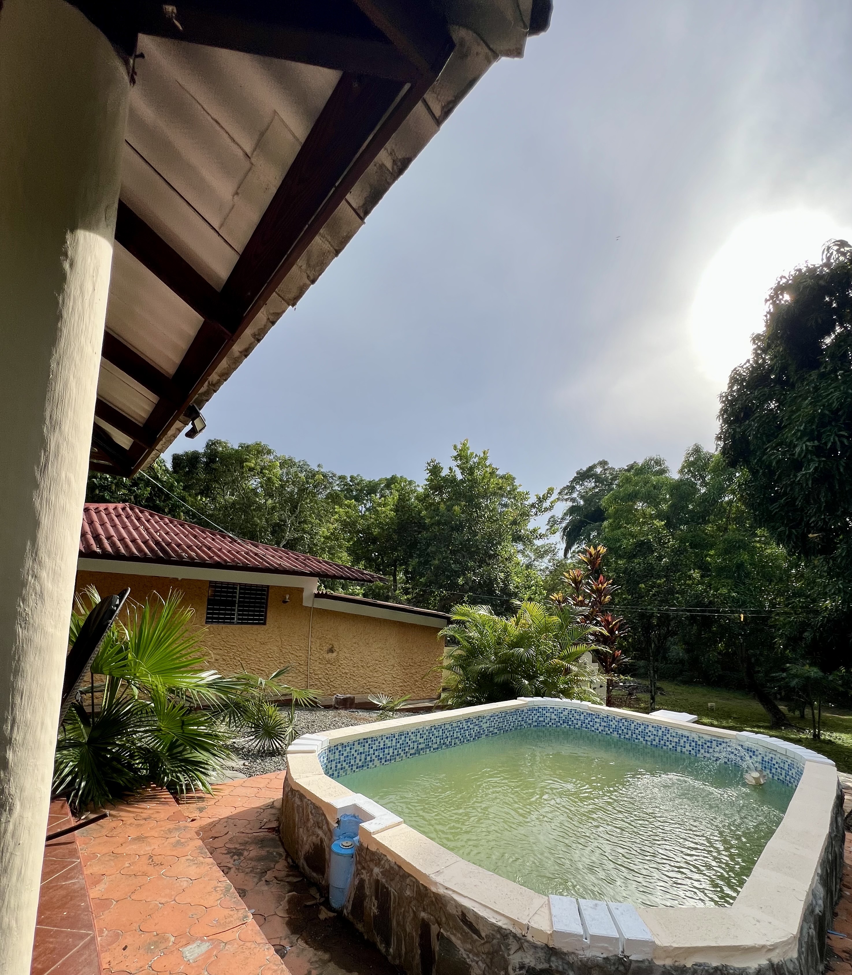 casas vacacionales y villas - Villa de 4 hab. Piscina con estilo colonial campestre, Monte Plata 1