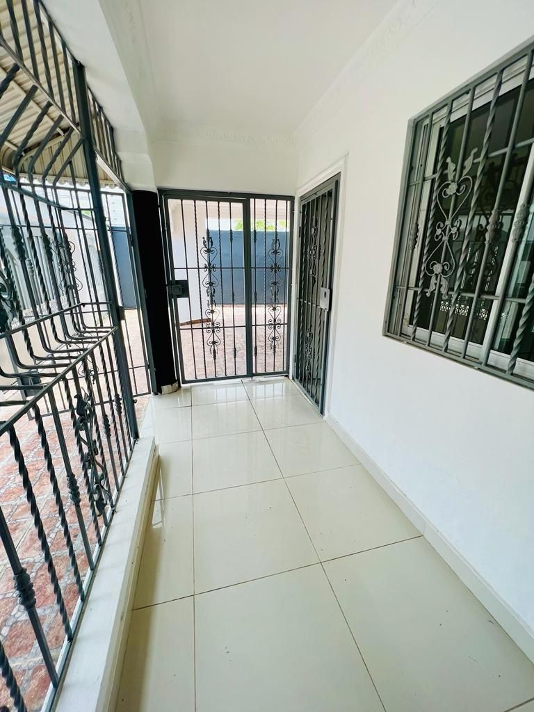 apartamentos - VENDO DE OPORTUNIDAD  RESIDENCIA DE 2 NIVELES PRÓXIMA A LA AVE. CHARLES DE GAULL 4