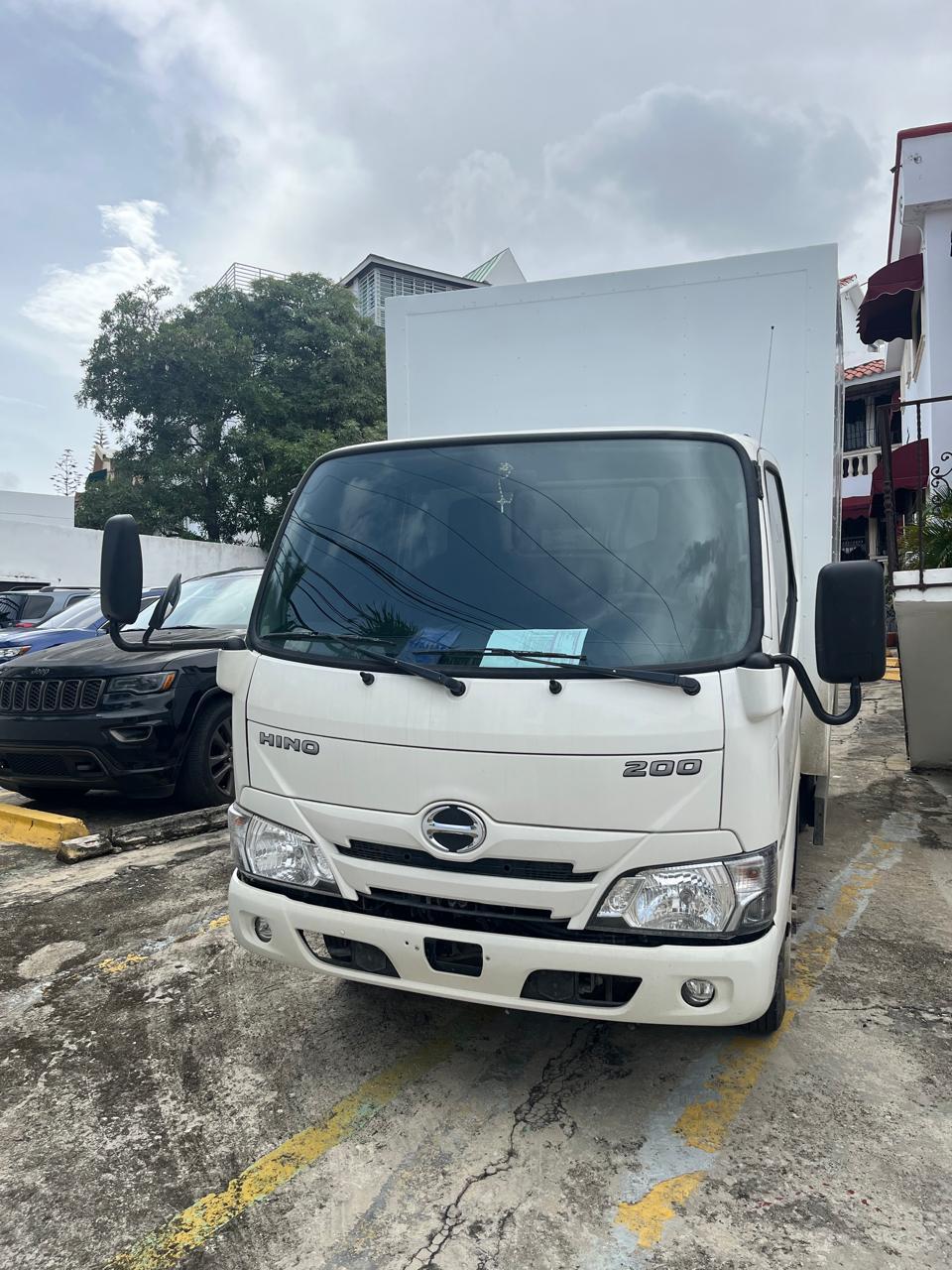 camiones y vehiculos pesados - Vendo Oportunidad Camion Hino 200, ano 2024 RD$ 1,650,000 Negociable