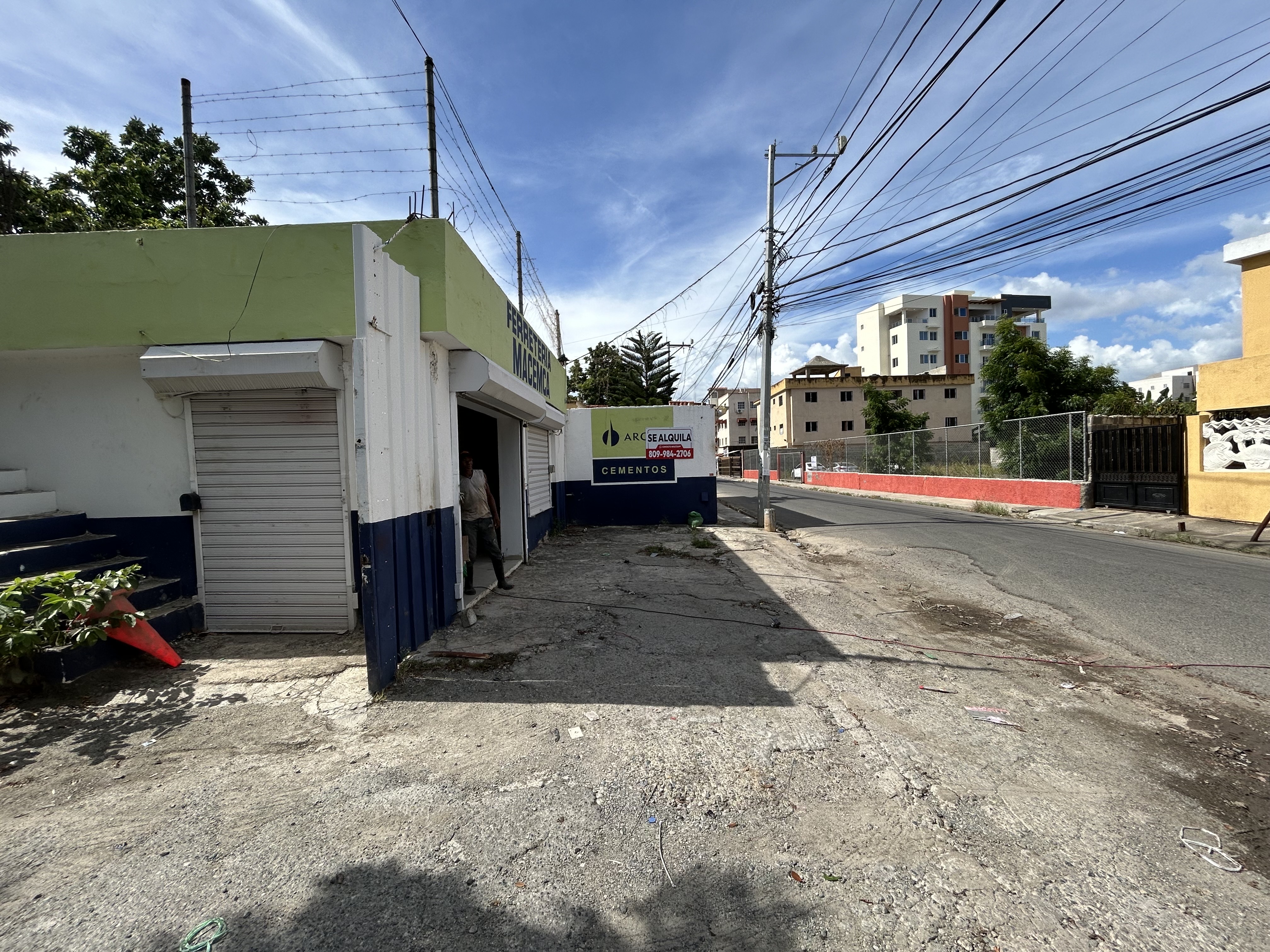 oficinas y locales comerciales - Local con patio, San Isidro. 2