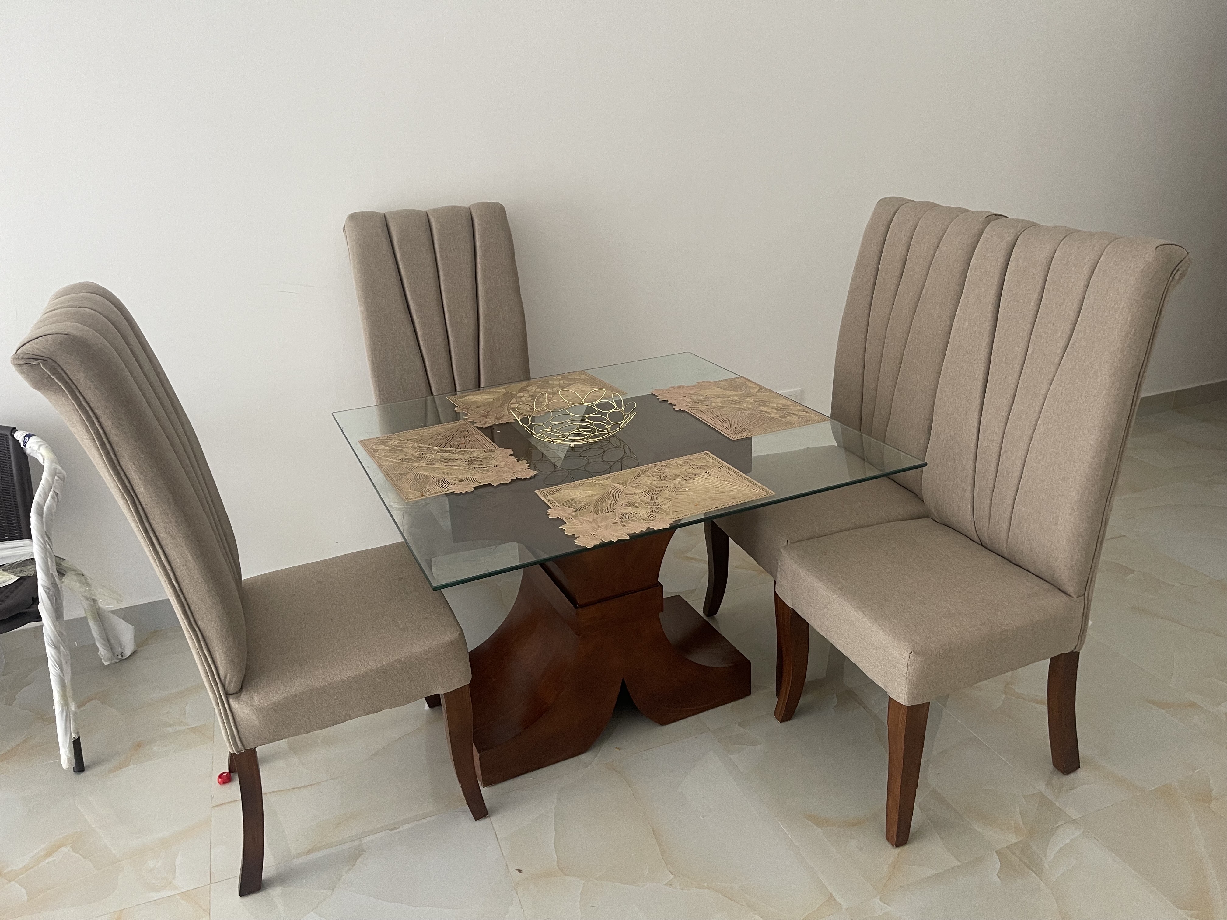 muebles y colchones - Comedor base de madera incluye 4 sillas y mueble 73 x 30” usado como nuevo 