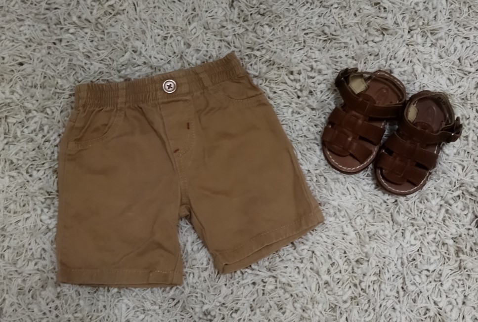 ropa y zapatos - Camisa $300
Pantalón corto $ 200
Sandalia $ 300 2