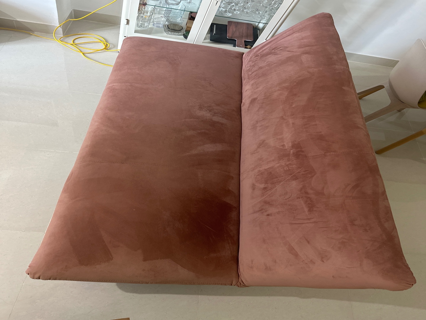 muebles y colchones - Sofa cama de tres plazas rosado con patas doradas  4