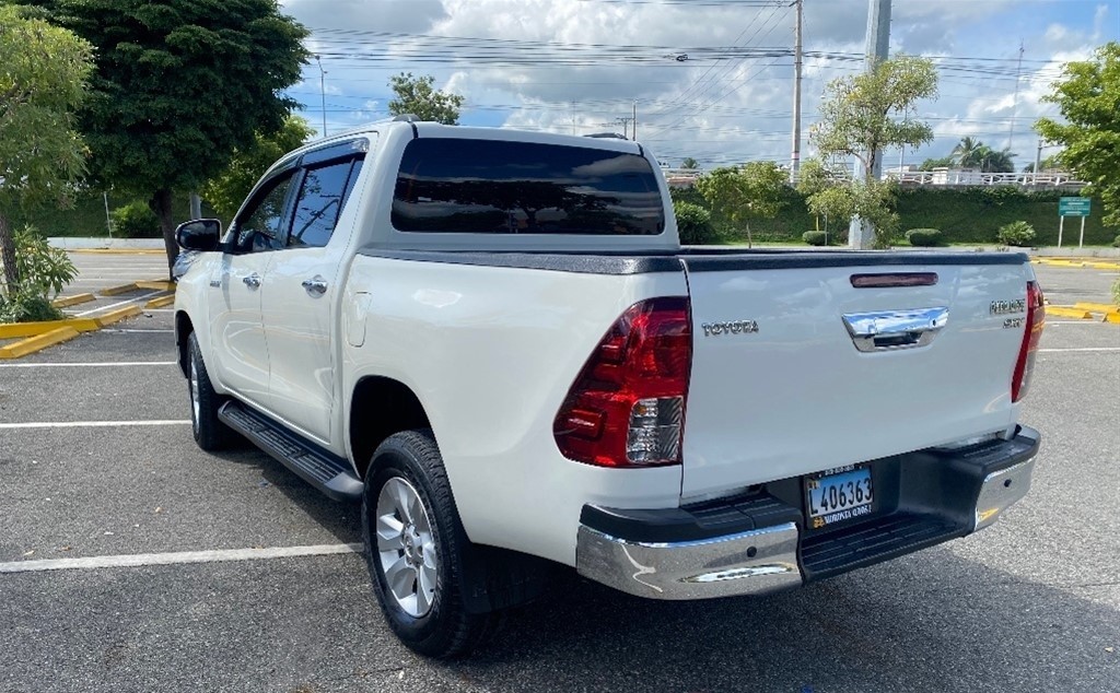 jeepetas y camionetas - 2020 Toyota Hilux SRV  8