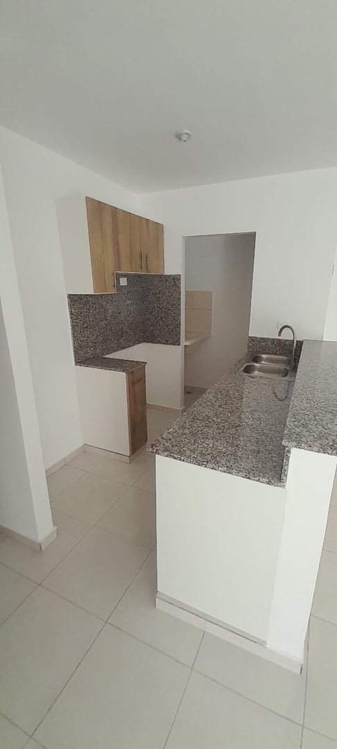 apartamentos - Vendo la Romana segundo nivel tres habitaciones dos baños parqueo área social ba 7