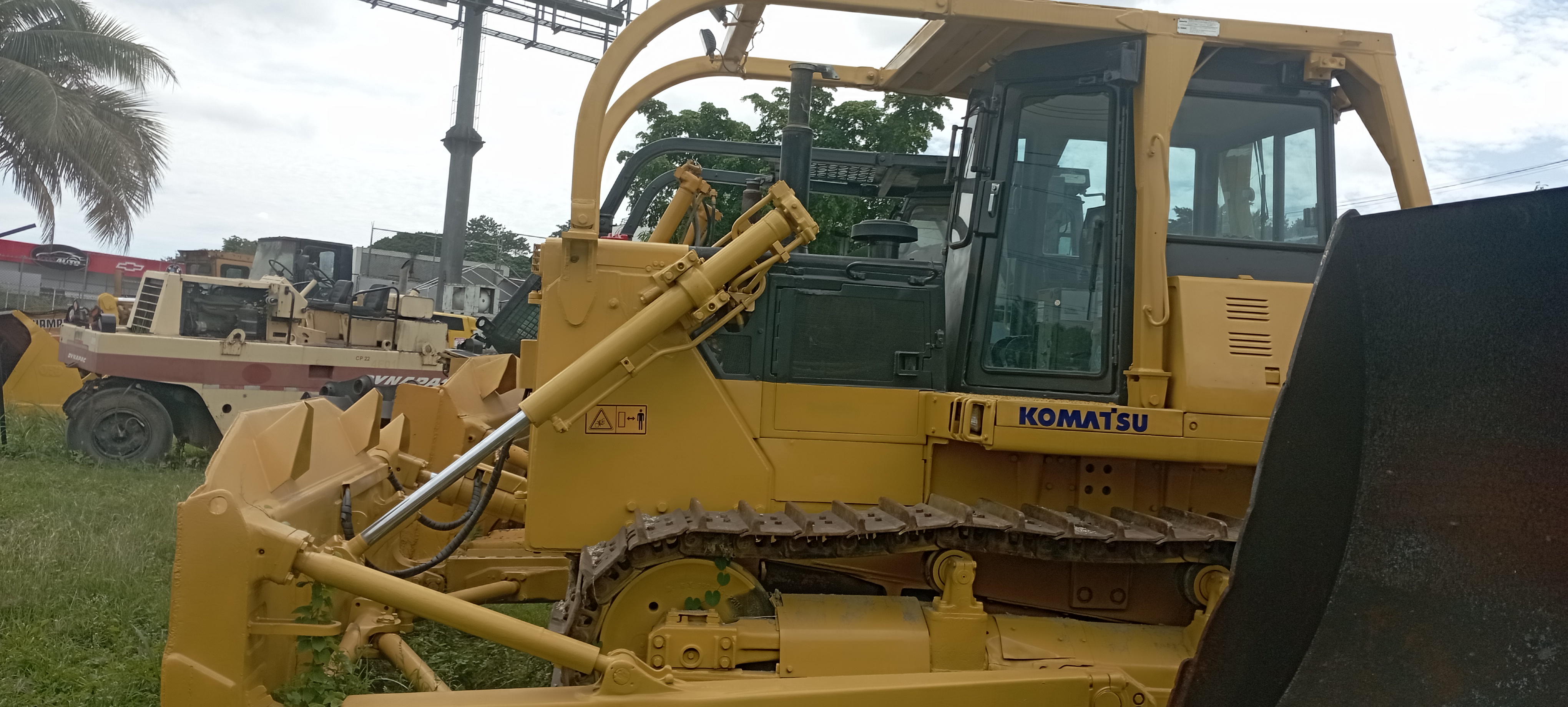 camiones y vehiculos pesados - Bulldozer Komatsu Modelo D85E 2