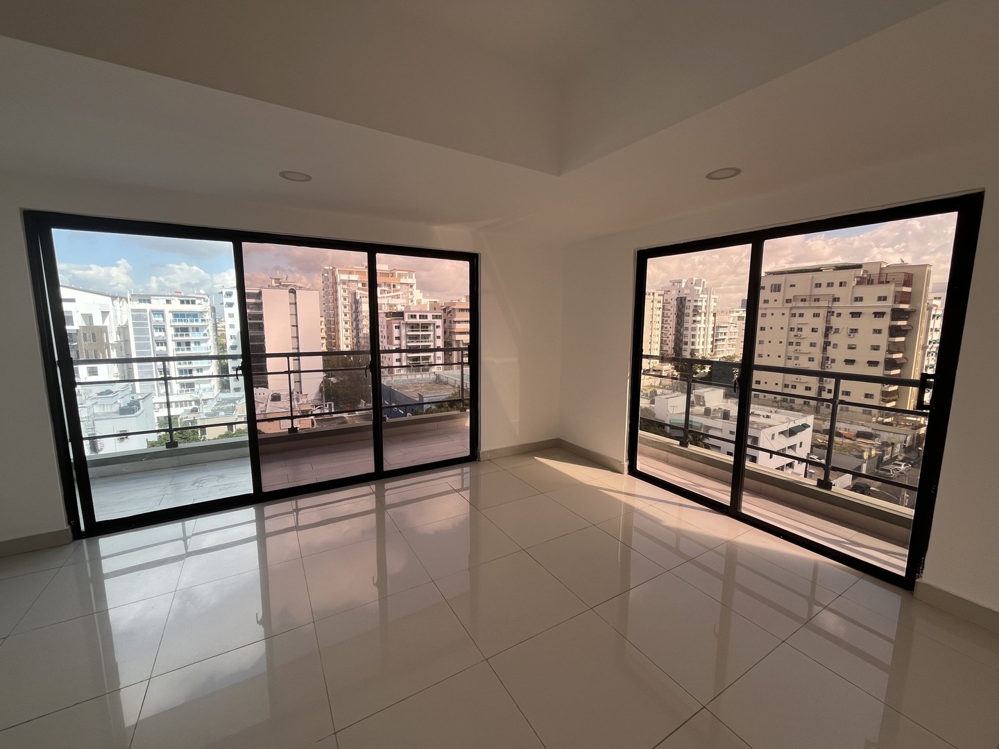 apartamentos - Evaristo Morales 3 habitaciones 3.5 banos 2 parqueos balcon