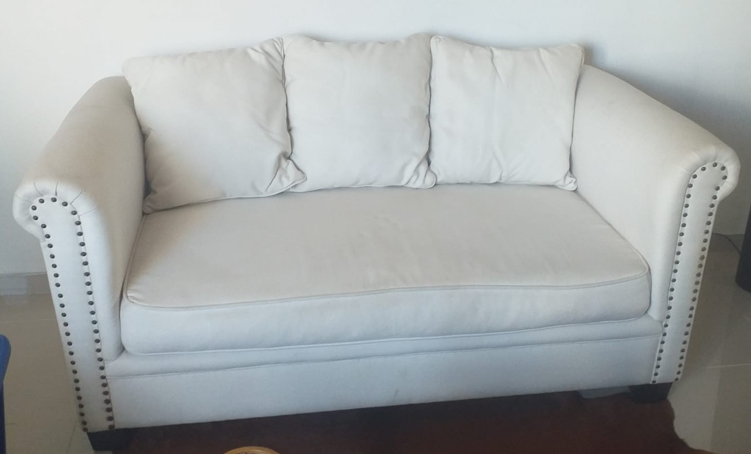 muebles y colchones - Precioso Sofá Blanco Hueso de Dos Plazas