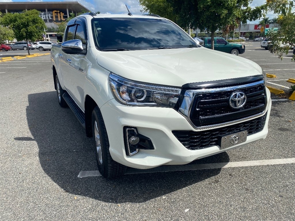 jeepetas y camionetas - 2020 Toyota Hilux SRV  9