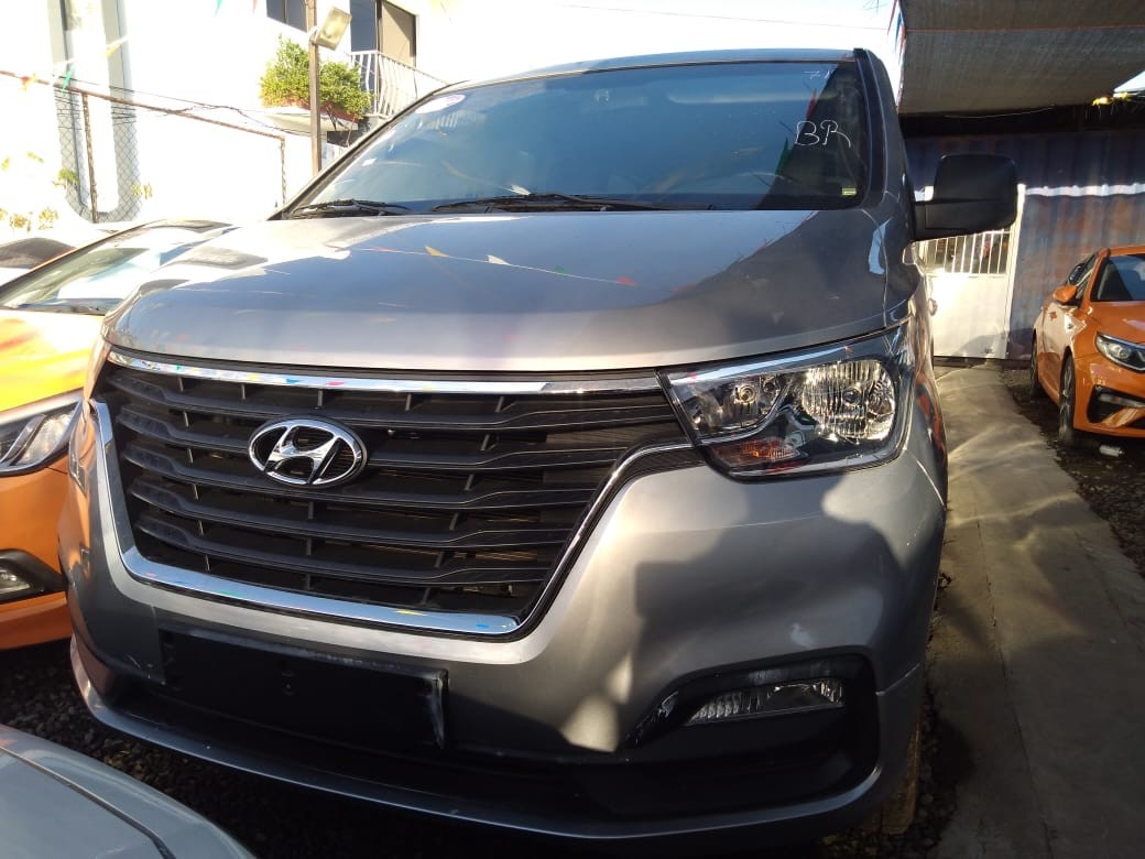 jeepetas y camionetas - HYUNDAI GRAND STAREX 2018 GRIS 6