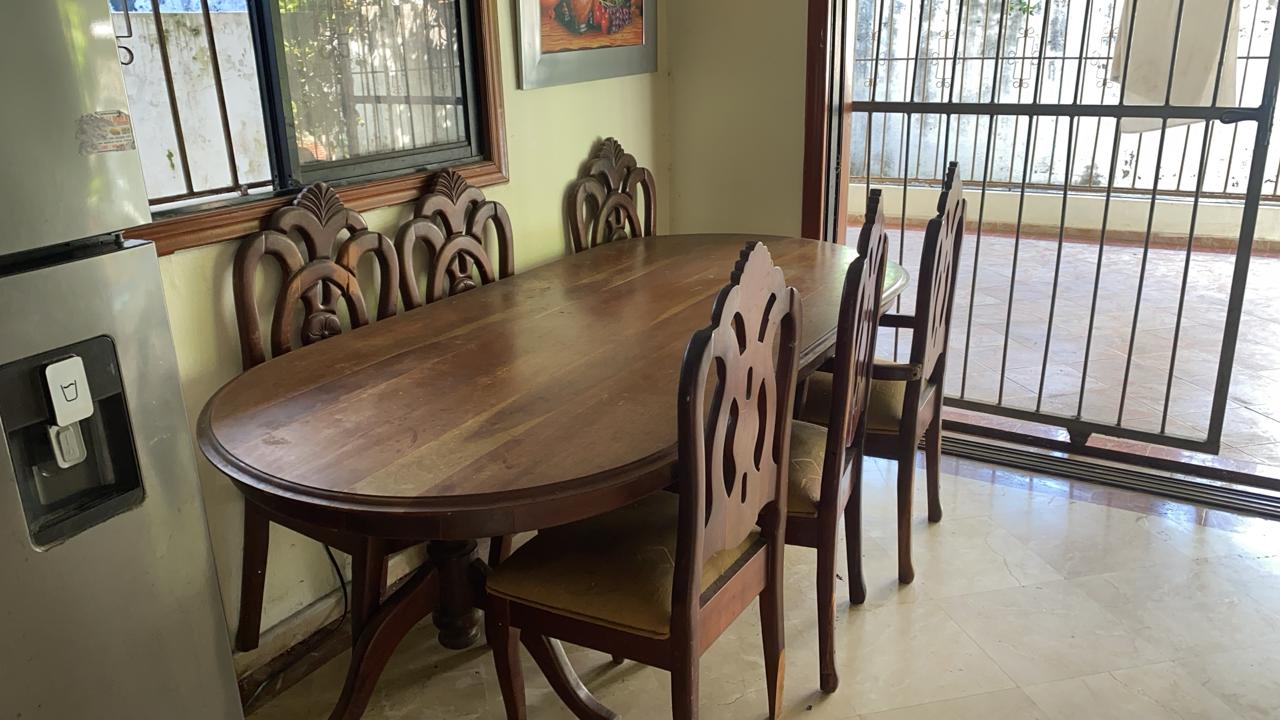 muebles y colchones - Comedor y vitrina