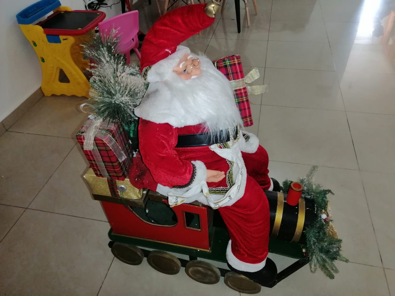 decoración y accesorios - Santa Claus en su trineo Con luz y canciones navideñas  2