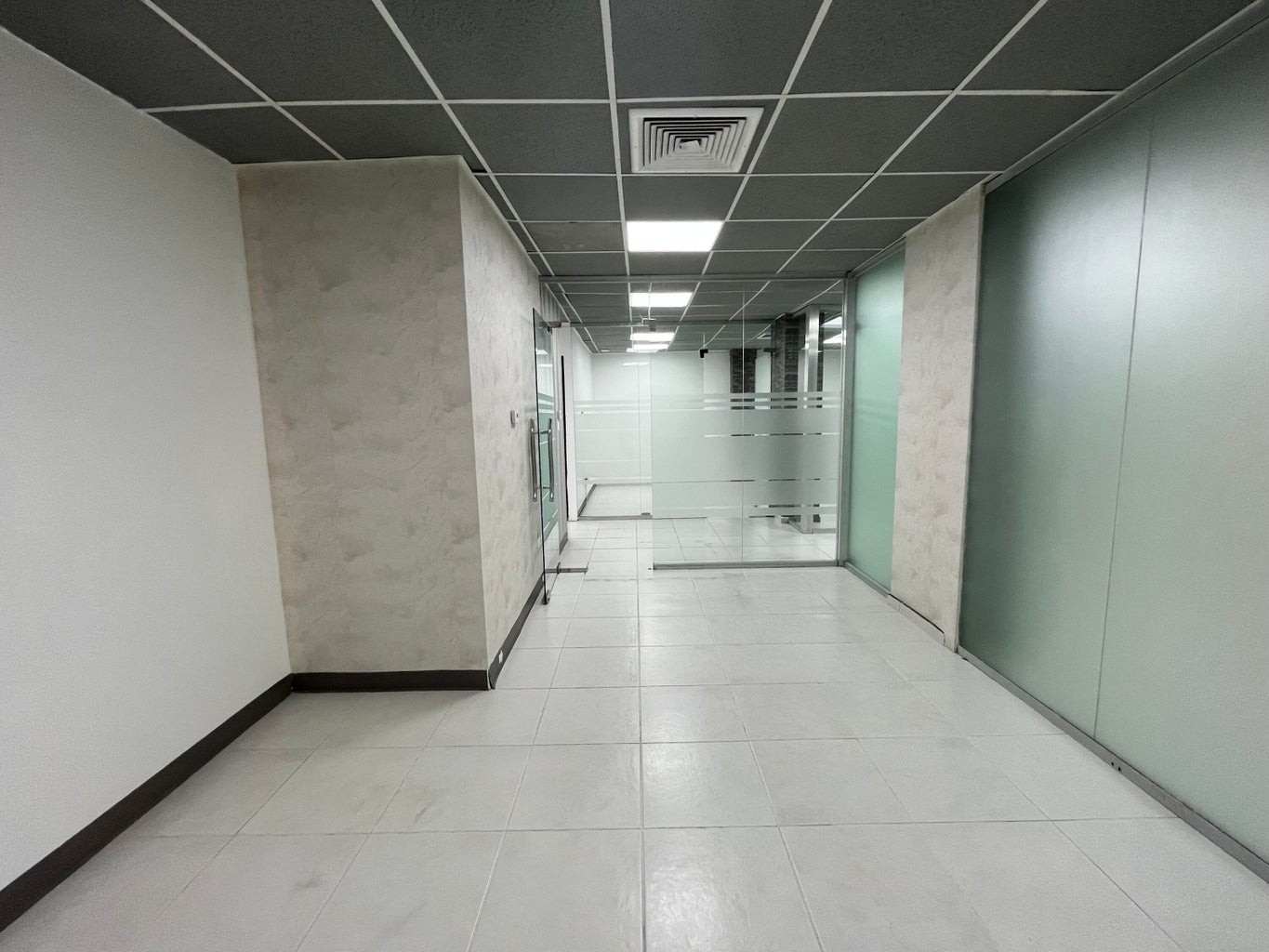 oficinas y locales comerciales - Oficina en segundo piso con hermosos acabados 4