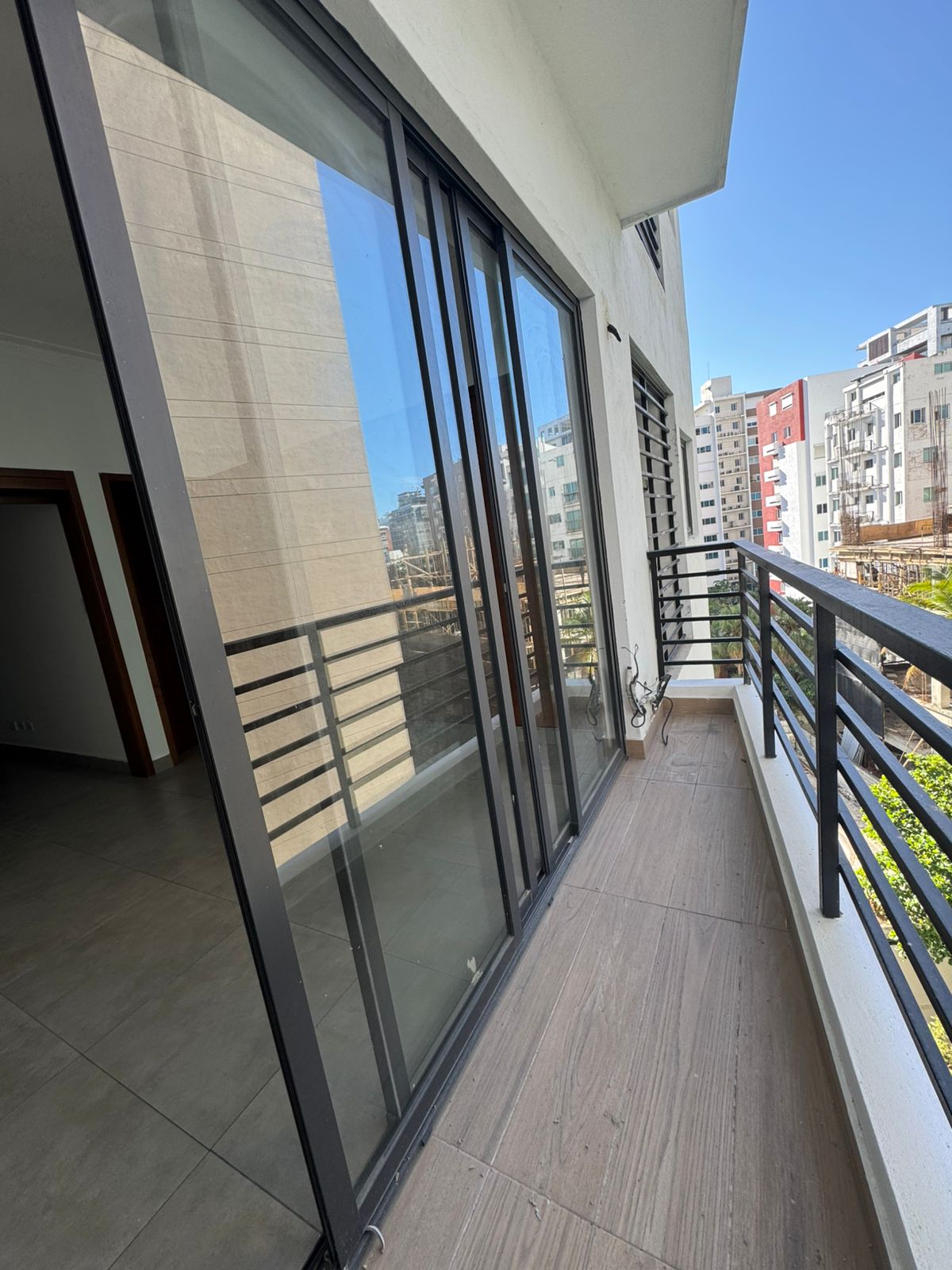 apartamentos - Alquiló serralles piso 7 una hab parqueo balcón 