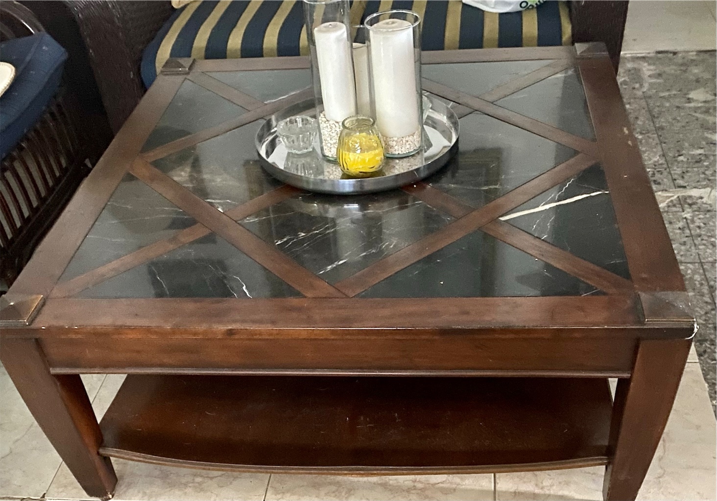 muebles y colchones - Precio final $4,500 por motivo de mudanza Vendo mesa de sala madera/mármol negro 1