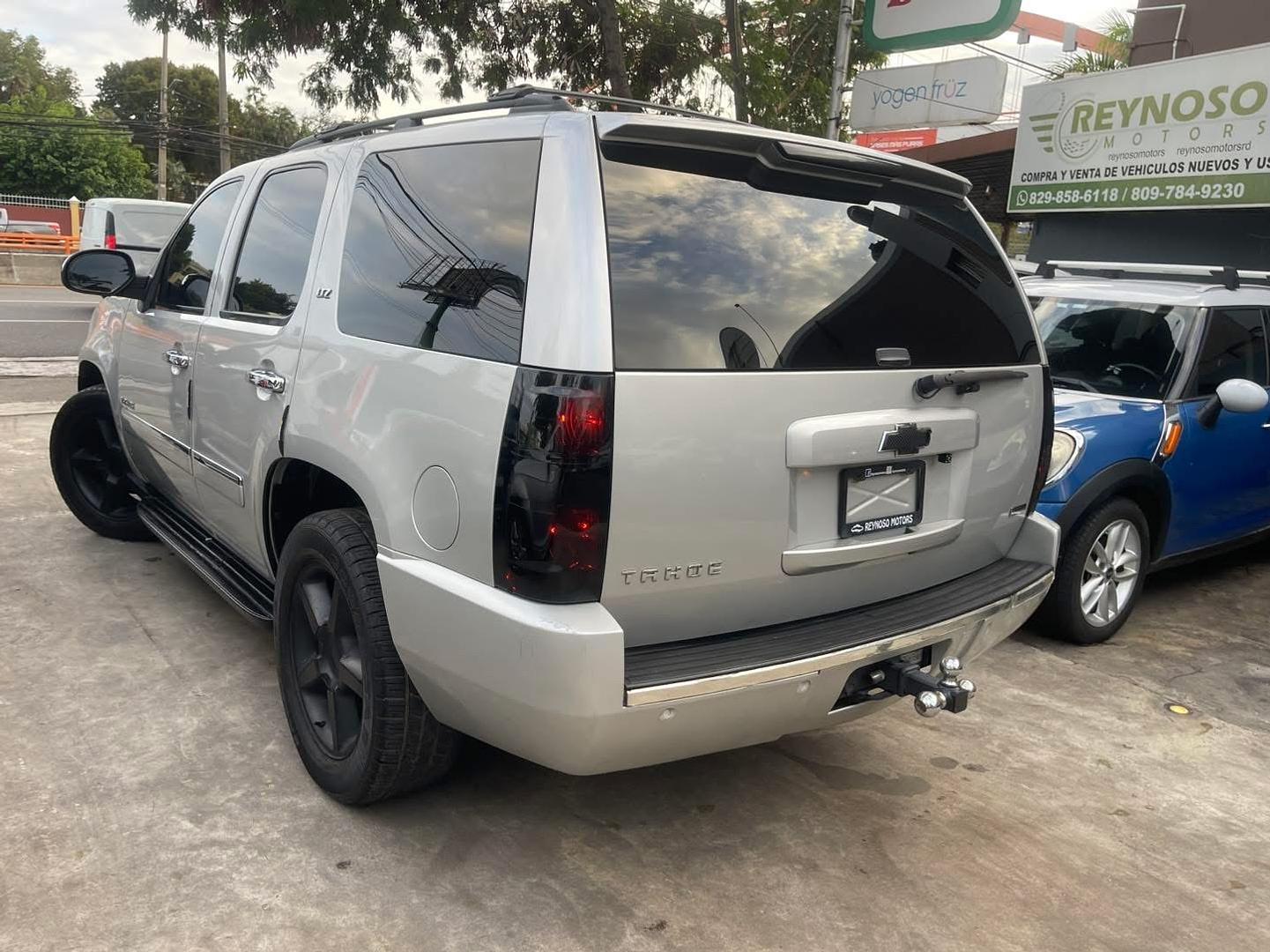 jeepetas y camionetas - CHEVROLET TAHOE LTZ 2010 Negociable 3