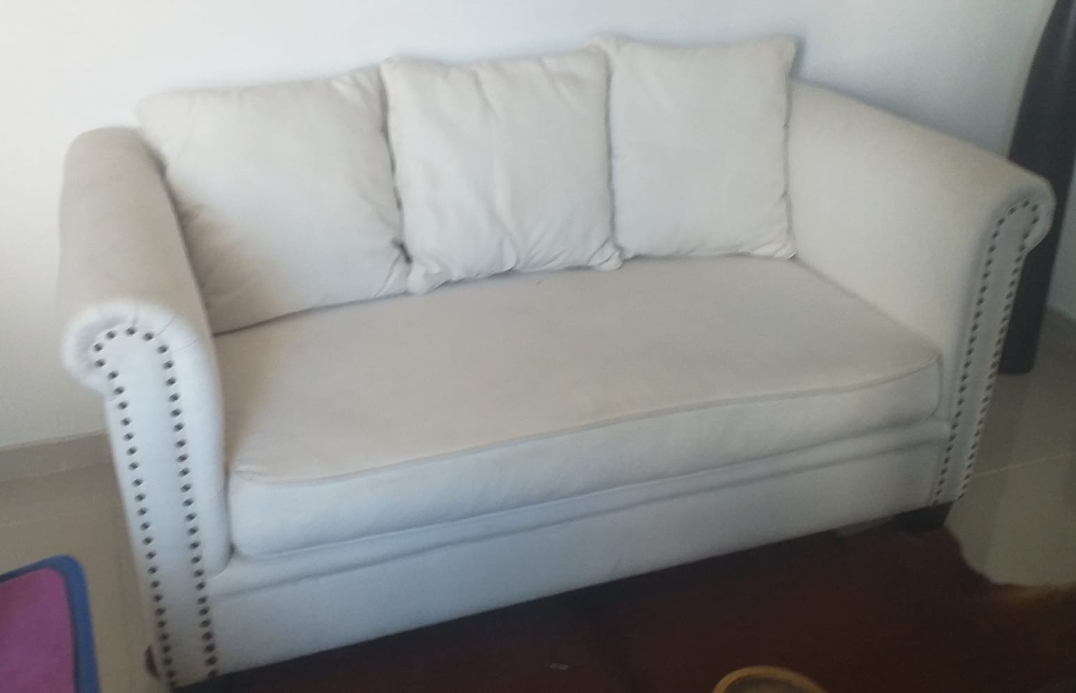 muebles y colchones - Precioso Sofá Blanco Hueso de Dos Plazas 3
