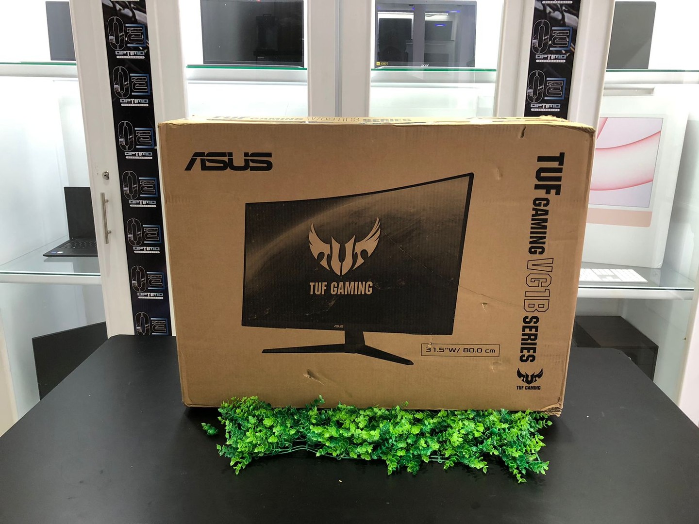 computadoras y laptops - Monitor Curvo Asus Tuf Gaming VG1B Series 32 Pulgadas, 165Hz, 1Ms, 2K WQHD 0