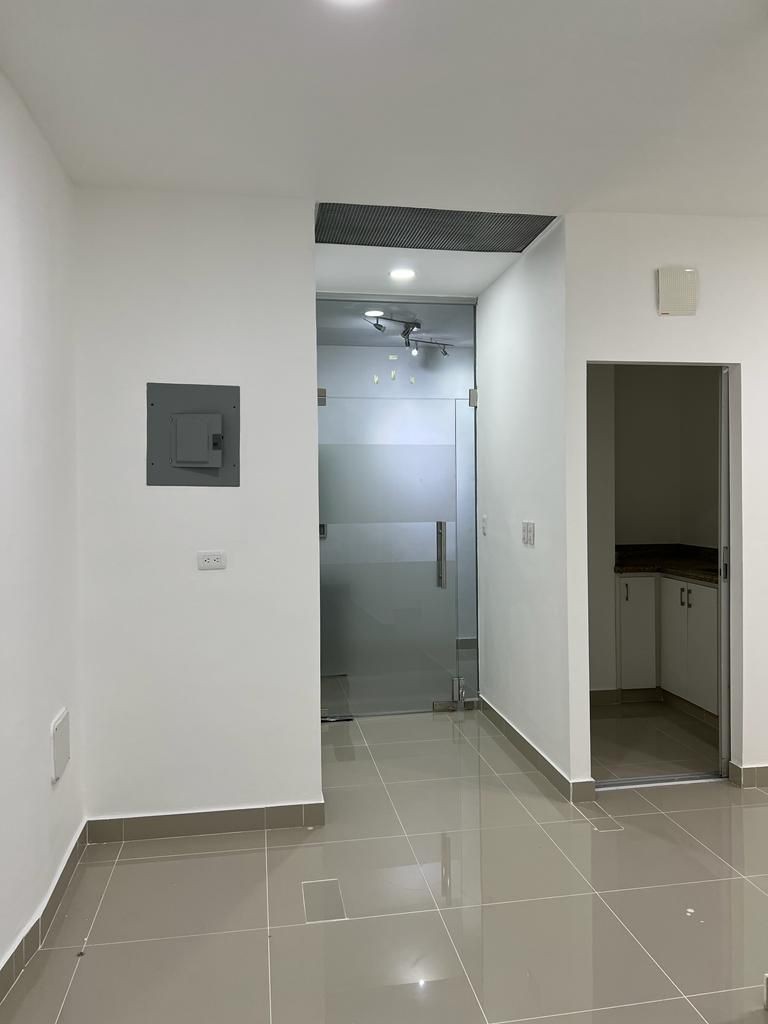 oficinas y locales comerciales - La Julia piso 2 60m2 2 parqueos ascensor 1