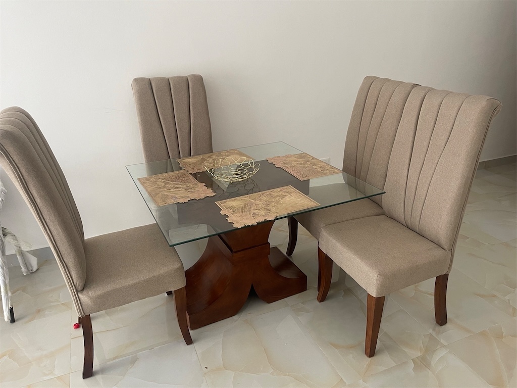 muebles y colchones - Comedor 4 sillas mesa base doble C en madera y sillas en tela yute Como Nuevo