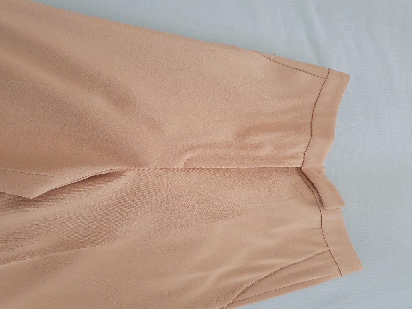 ropa para mujer - Elegante pantalón beige, estilo tradicional  0