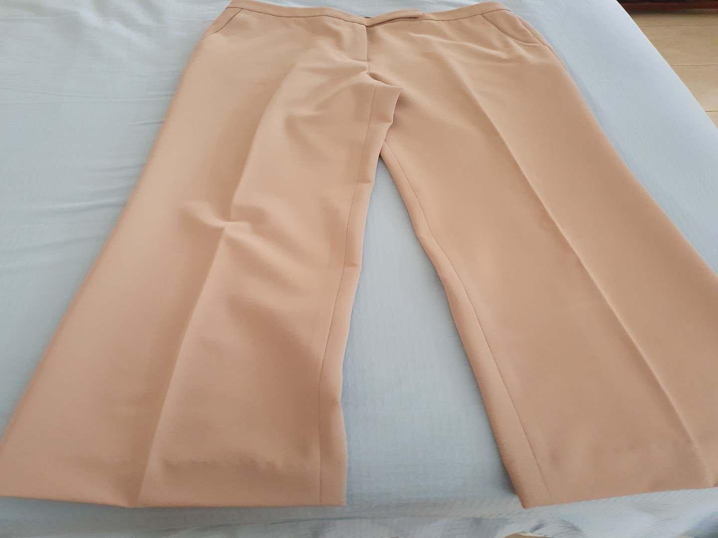 ropa para mujer - Elegante pantalón beige, estilo tradicional  1